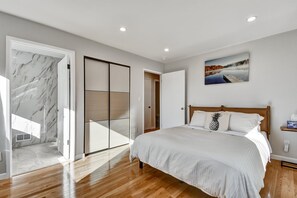 3 habitaciones, escritorio y tabla de planchar con plancha