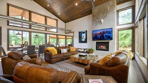 Living area - Ring of Fire -5 Master Suites,Sleeps 24-Basketball Ct & More! (Broken Bow)