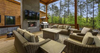 Ring of Fire -5 Master Suites, 7BR- Basketball Ct & More!