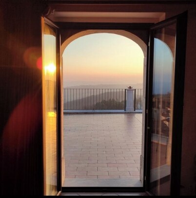 Historic 14th century mansion with garden and panoramic terrace - relaxation and charm 