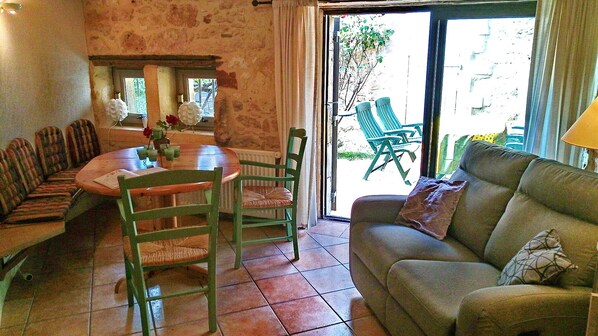 Télévision, lecteur de DVD, livres