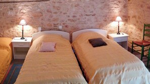 2 chambres, coffres-forts dans les chambres, bureau