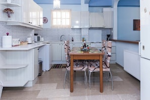 Appartement | Cuisine privée | Grand réfrigérateur, micro-ondes, four, plaque de cuisson