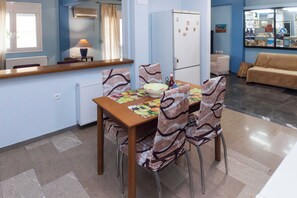 Apartment | Private kitchen | Full-size fridge, microwave, oven, stovetop - Classic Koukaki Living 2 Bd with Balcony (Athens)