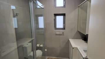 Chuveiro, secador de cabelo, toalhas de banho, sabonete