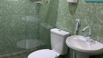 Toalhas de banho, sabonete, papel higiênico