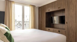 3 bedrooms, in-room safe, desk, iron/ironing board
