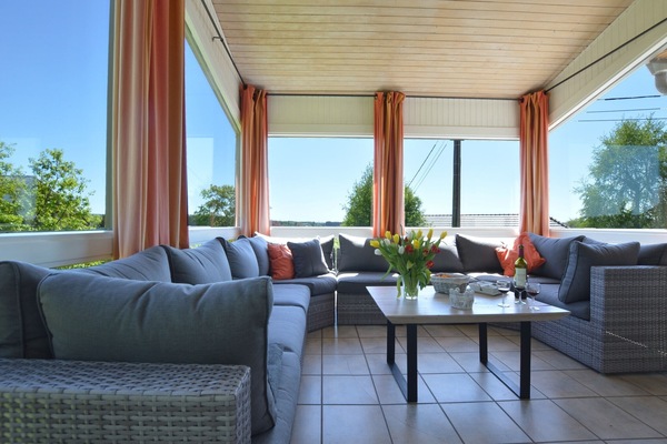 Een televisie, een open haard, een dvd-speler en een tafeltennistafel