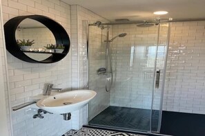 Shower - Scenic Theux Retreat with Pool & Garden. (Theux)
