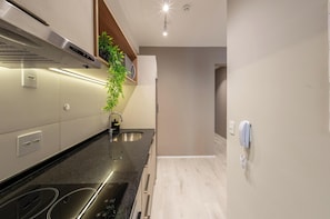 Căn hộ, 2 phòng ngủ (2 Double Beds and 2 Single Beds) | Bếp riêng | Tủ lạnh, lò vi sóng, bếp nấu, dụng cụ pha espresso 