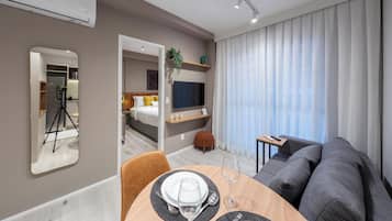 Apto 1 Dorm Casal | Oppholdsrom | En 40-tommers smart-TV med digitale kanaler