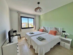 2 Schlafzimmer, Schreibtisch, Bügeleisen/Bügelbrett, Reisekinderbett