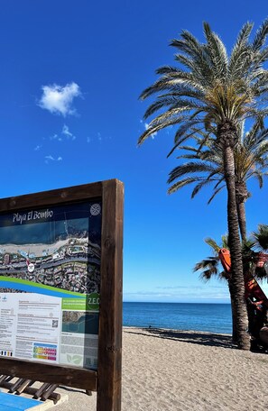 Ubicación cercana a la playa, tumbonas y toallas de playa