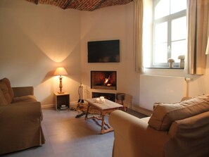 Een open haard en een dvd-speler