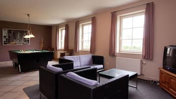 Een televisie en een dvd-speler