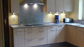 Een koelkast, een microgolfoven, een oven, een vaatwasser