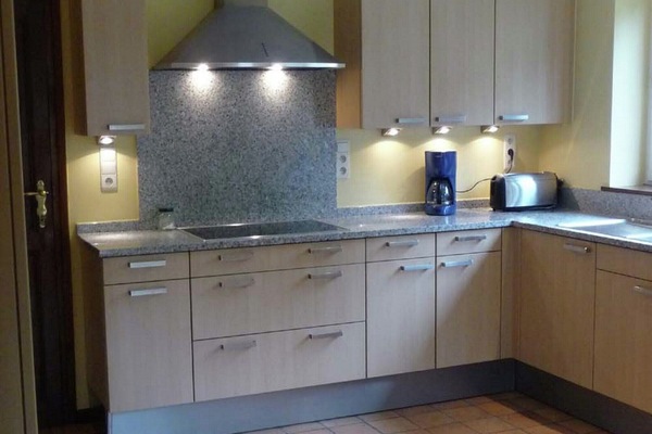 Een koelkast, een microgolfoven, een oven, een vaatwasser