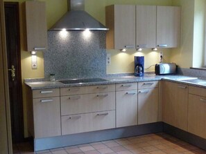 Geladeira, micro-ondas, fogão, lava-louças