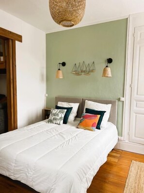 1 bedroom, bed sheets