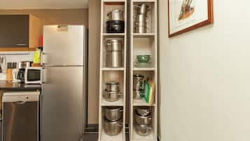 Een koelkast, een magnetron, een oven, een vaatwasser