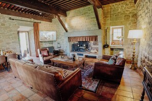 Smart TV, chimenea, mesa de ping pong, libros