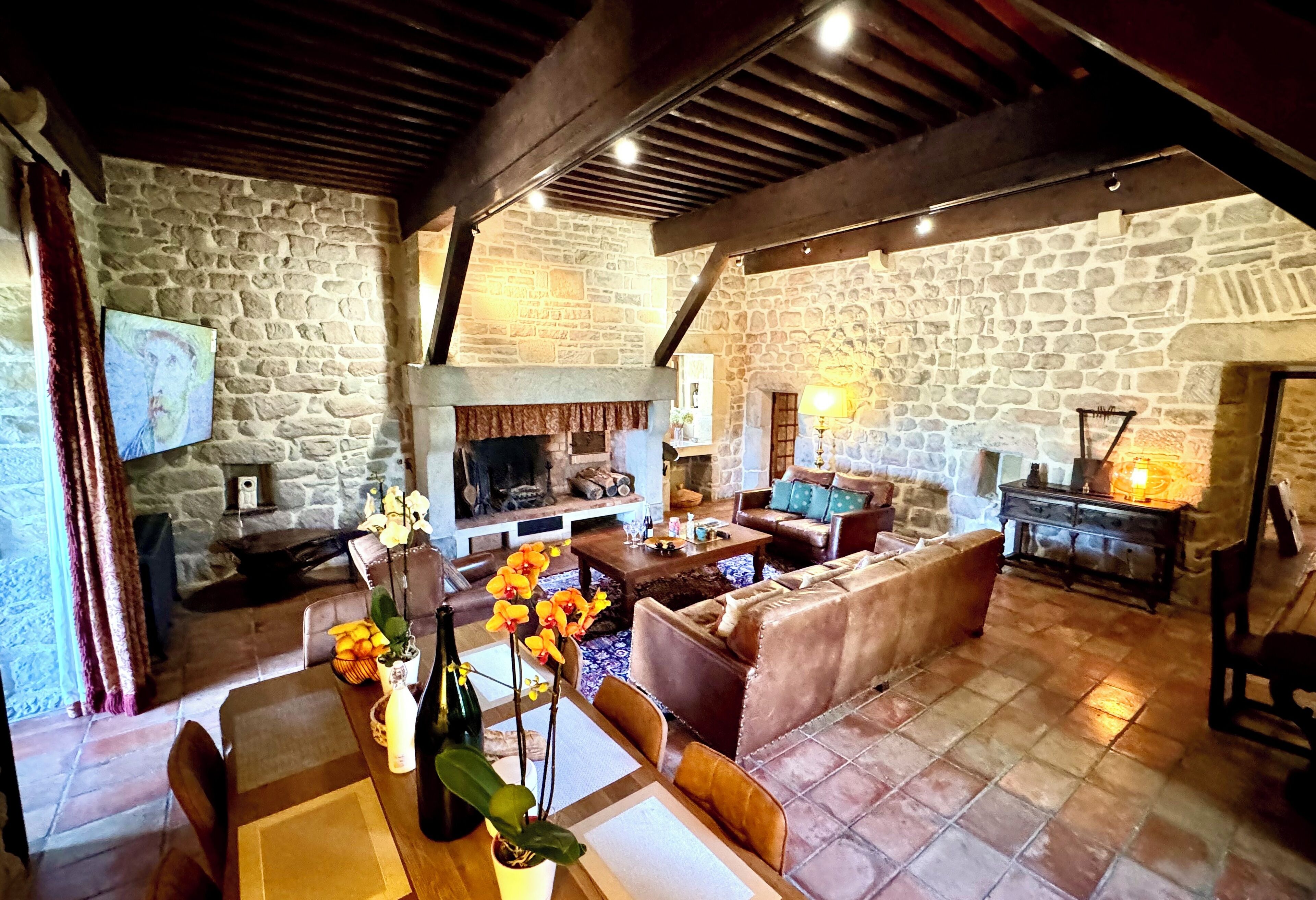 智能電視、壁爐、乒乓球設施、書籍