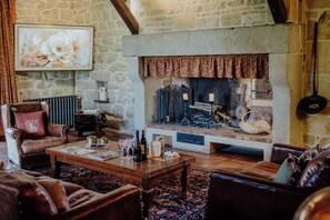 Smart TV, chimenea, tenis de mesa y libros 