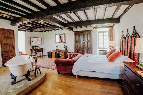 7 chambres, coffres-forts dans les chambres, bureau