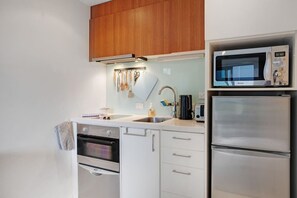 Kühlschrank, Mikrowelle, Ofen, Herdplatte