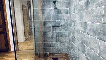 Een douche, een haardroger, handdoeken, zeep