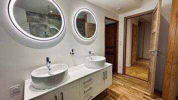 Douche, sĂšche-cheveux, serviettes fournies, savon