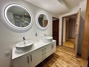 Dusj, hårføner, håndklær og såpe