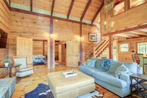 Smart-tv, een open haard en boeken