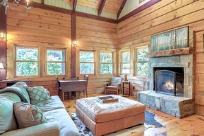 Televisor intel·ligent, llar de foc i llibres 