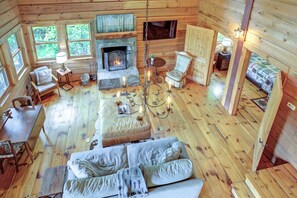 智能電視、壁爐、書籍