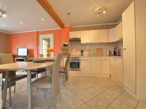 Fridge, microwave, oven, stovetop - Waimes Retreat Near Forest (Waimes)