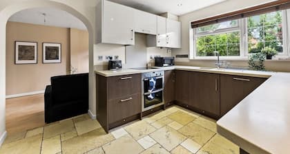 Spacious 5-Bedroom Home in Cheltenham