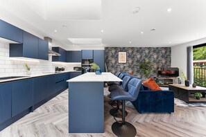 Geladeira, micro-ondas, fogão, cooktop