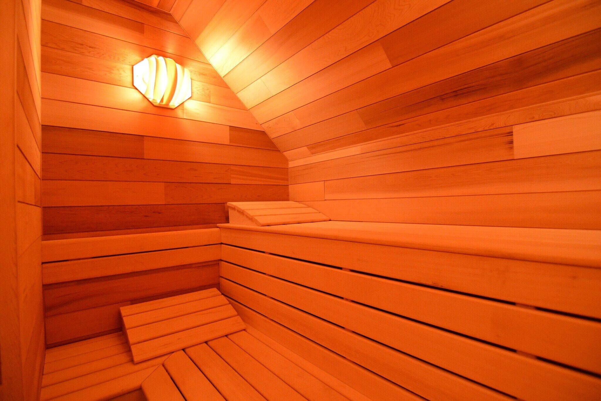 Sauna, jossa on puuseinät ja -lauteet.