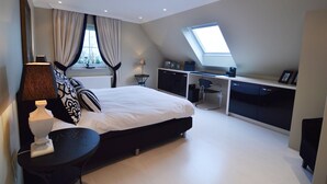 A modern bedroom with a large bed, a desk, and a skylight. - Forestside Retreat, Malmedy (Malmedy)