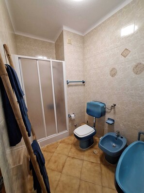 Shower, hair dryer, bidet, towels - Apartamento T2 (Alvor)