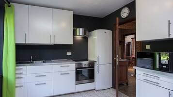 Een microgolfoven, een oven, een vaatwasser, een kinderstoel