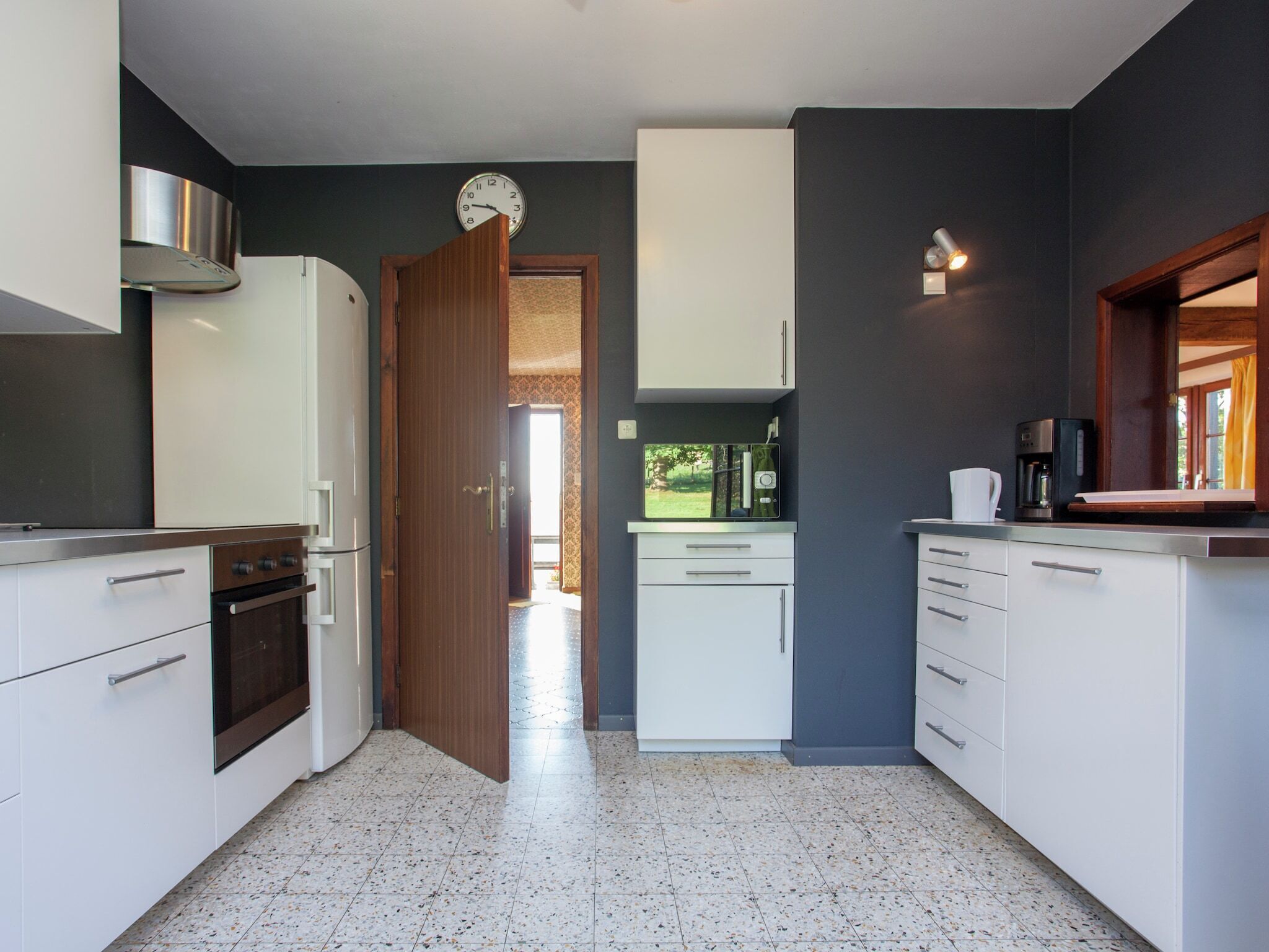 Een microgolfoven, een oven, een vaatwasser, een kinderstoel