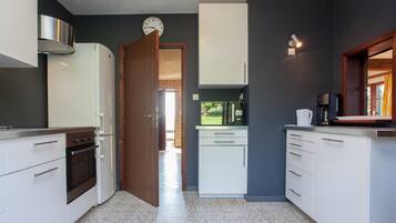 Een microgolfoven, een oven, een vaatwasser, een kinderstoel