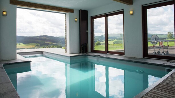 Une piscine avec vue sur la campagne.