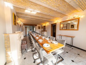 Unclassified image, 4 of 40, button - Group Stay with Pool, Chevron (Chevron)