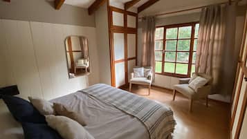 5 bedrooms, desk, iron/ironing board, WiFi
