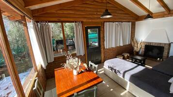 5 habitaciones, escritorio, tabla de planchar con plancha y wifi