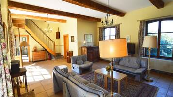 TV, fireplace