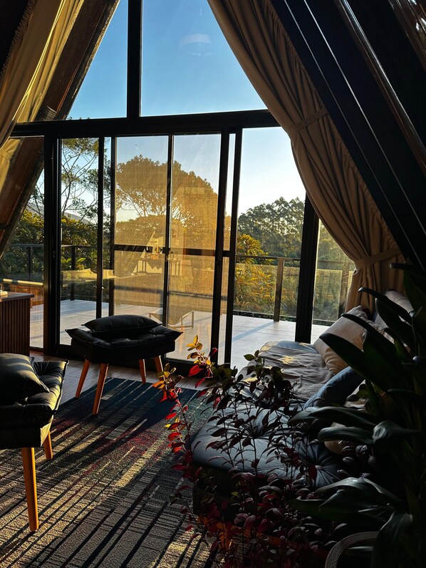 Chalet Deluks, pemandangan lembah, tepi gunung | Area keluarga | Smart TV 50-inci dengan saluran TV digital, perapian, dan Netflix